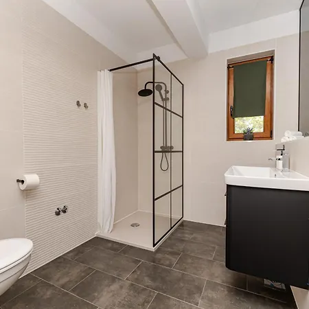 فيلة Pietro With A Heated Saltwater Pool Zerava