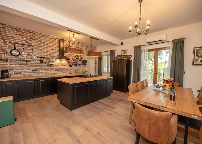 Pietro With A Heated Saltwater Pool * Zerava