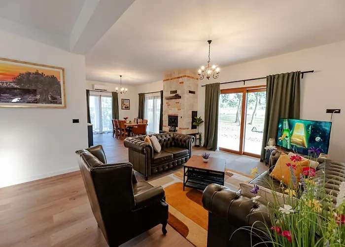 Pietro With A Heated Saltwater Pool Zerava