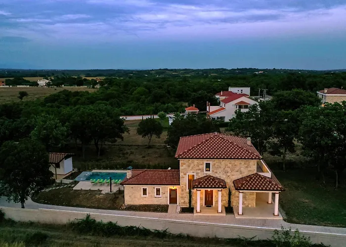 Pietro With A Heated Saltwater Pool Zerava