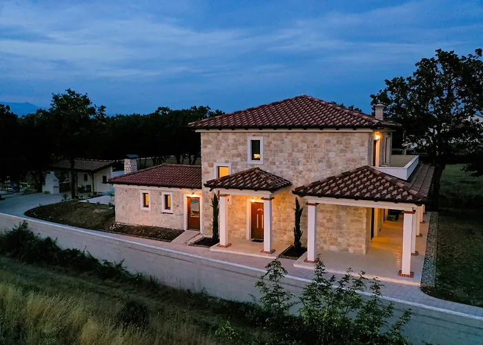 Pietro With A Heated Saltwater Pool فيلة