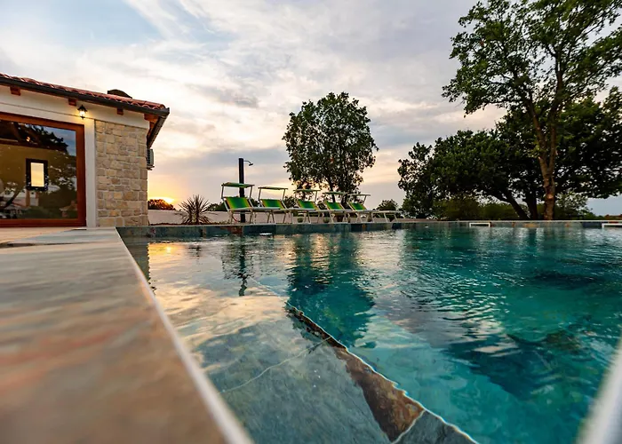 فيلة Pietro With A Heated Saltwater Pool Zerava