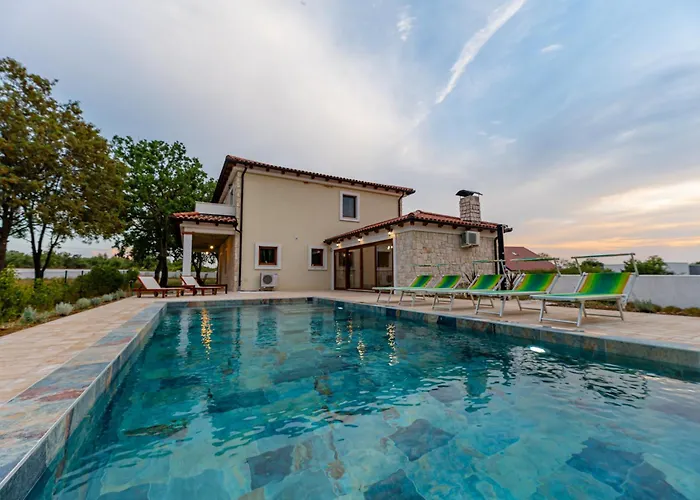 Pietro With A Heated Saltwater Pool Zerava