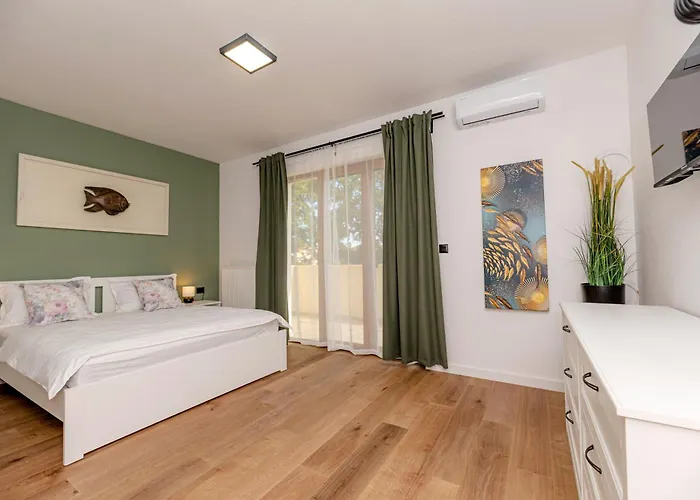 فيلة Pietro With A Heated Saltwater Pool Zerava