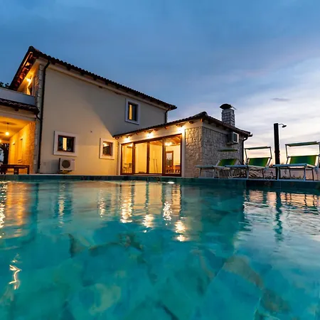 Pietro With A Heated Saltwater Pool * Zerava