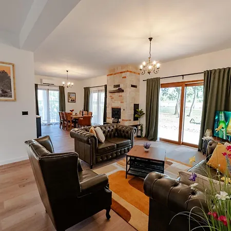 Pietro With A Heated Saltwater Pool Zerava