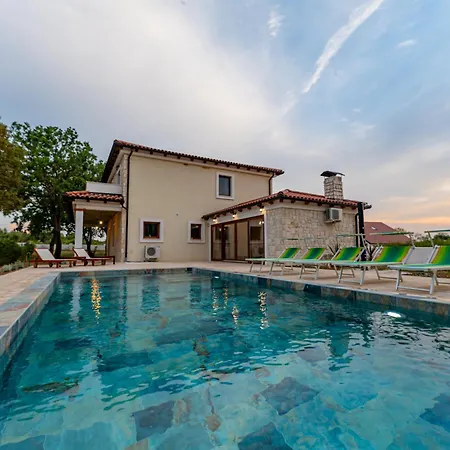 Pietro With A Heated Saltwater Pool Zerava