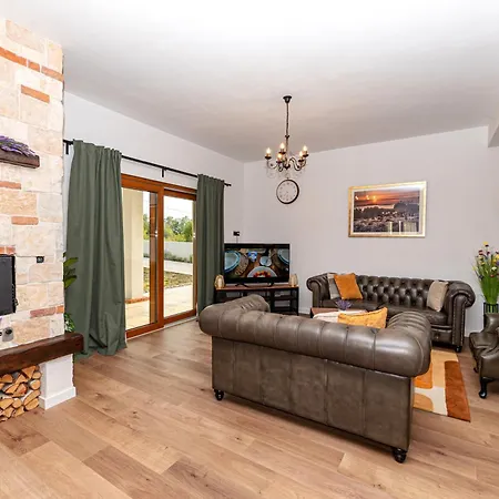 Villa Pietro With A Heated Saltwater Pool *