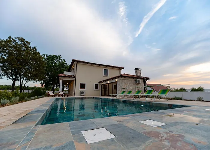 Pietro With A Heated Saltwater Pool Villa Zerava